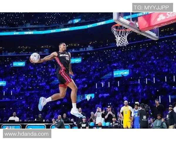 凯沙约翰逊砍下14分12板坚持自我展现热火风格篮球魅力